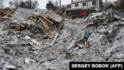 Велика вирва та руйнування цивільних будинків після російської атаки на Харківщині. Фото ілюстративне 