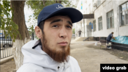 Житель Актобе Асланбек Омаров у здания суда. Актобе, 31 августа 2023 года