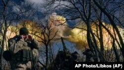 Ukrainian soldiers fire a self-propelled howitzer toward Russian positions near Bakhmut in the Donetsk region. (file photo)