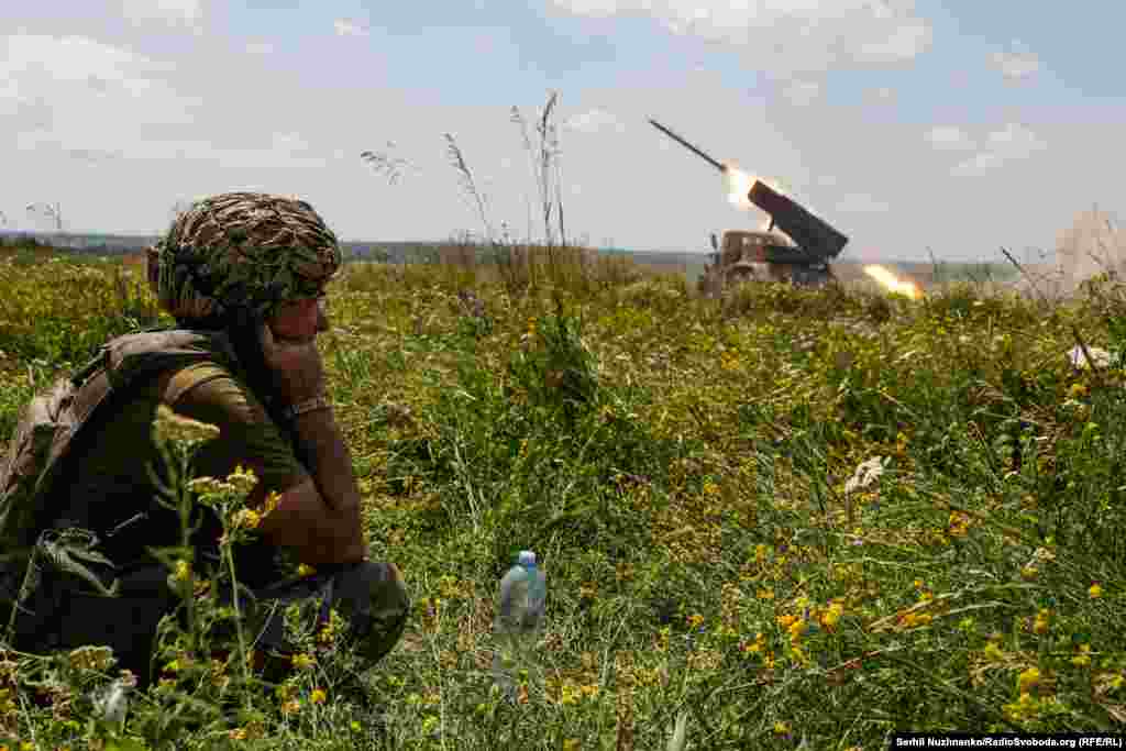 &laquo;Раніше працював водієм, а зараз на БМ-21 знайшов схожу роботу&raquo;, &ndash; посміхаючись говорить Григорій. Йому 50 років, він з Черкащини. &laquo;А після перемоги дітям буду допомагати, у мене два сини, один воював, після поранення, зараз обмежено придатний&raquo;, &ndash; розповідає Григорій. Запорізький напрямок, червень 2023 року