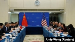 Кошмо Штаттардын соода министри Жина Раймондо менен Кытайдын соода министри Ван Вэнтаонун жолугушуусу. 28-август, 2023-жыл. Бээжин.