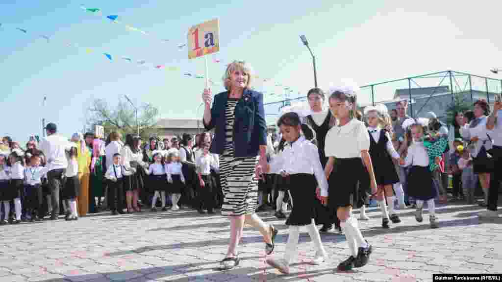 Бишкектеги №25 орто мектебиндеги билим майрамы. Баш калаа Бишкекте 150дөн ашык муниципалдык мектеп бар.&nbsp;