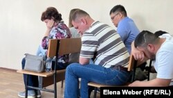 Ленин атындағы шахтада болған жарылыстан қаза тапқан және зардап шеккен кеншілердің туыстары, адвокаты сотта отыр. Шахтинск, 22 сәуір, 2024 жыл.