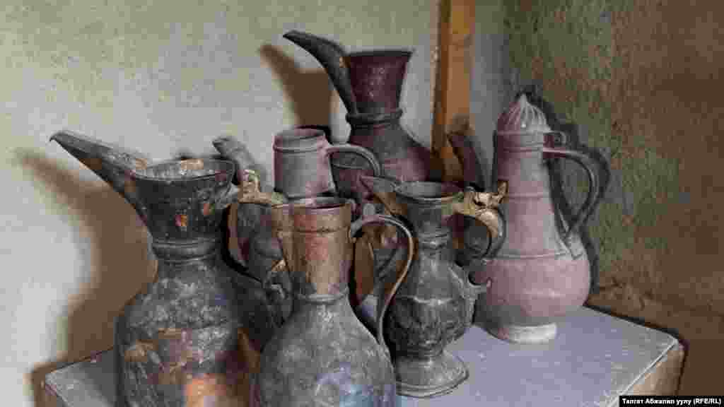 Үй музейде сакталып турган жез буюмдар.