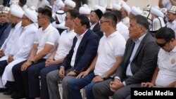 Муфтияттын жаңы имаратынын ачылышы. Райымбек Матраимов ортодо. Оң тарабында депутаттар Алишер Козуев, Шайлообек Атазов сол жагында Айбек Осмонов, Нурлан Ражабалиев жана Марлен Маматалиев отурат.