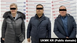 “Баткен-Комфорт” базарына ээлик кылган “Реконс” фирмасынын директору, директорунун орун басары жана кассир-бухгалтери. УКМК тараткан сүрөт.