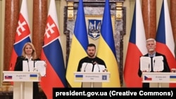 Президент України Володимир Зеленський (посередині), президент Словаччини Зузана Чапутова та президент Чехії Петр Павел (праворуч) на спільній пресконференції. Київ, 28 квітня 2023 року