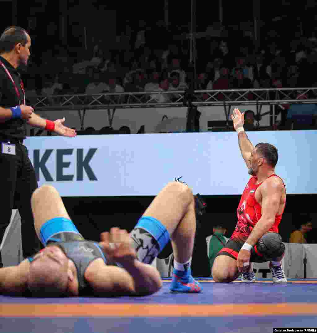 Өзбек балбаны Рустам Ассакалов жеңишине кубанып жаткан учуру. Парижде өтө турган жайкы олимпиада оюндары 26-июлдан 11-августа чейин болот.&nbsp;