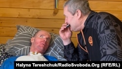 Віталій Шумей, воїн 72 окремої механізованої бригади, проходить реабілітацію після важкого поранення 25 серпня 2022 року. З ним постійно його батько – Сергій Шумей