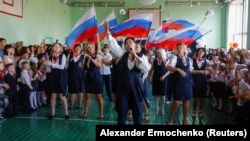 Rusiyanın nəzarətində olan Donetskdəki liseydə yeni dərs ilinin başlanması ilə bağlı mərasim.