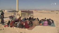 کودکان در حال آموزش زیر آسمان کبود و هوای سرد
