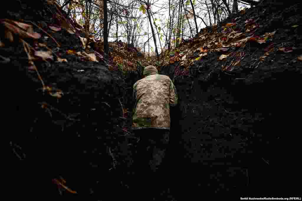 Ті з військових, хто вільний від чергування, продовжують поглиблювати окопи. Чим глибше, тим більше шансів вижити, такі нехитрі правила окопної війни