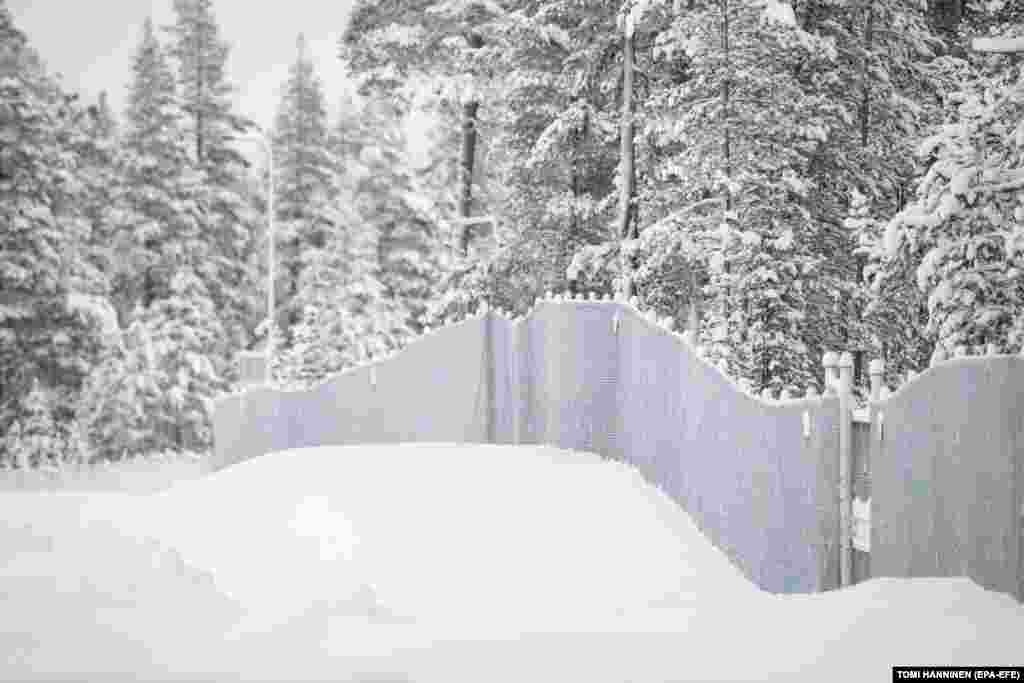 Забор на пограничном переходе на границе России с Финляндией