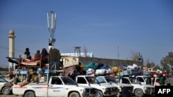 موتر های که مهاجرین افغان را از پاکستان به سرحد افغانستان منتقل می کنند