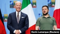 
Президент України Володимир Зеленський і президент США Джо Байден (ліворуч) під час заходу, на якому лідери країн «Групи семи» (G7) оголосили Спільну декларацію про підтримку України під час саміту НАТО у Вільнюсі, 12 липня 2023 року
