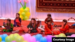 Illýustrasiýa suraty. Türkmenistanda ýaşaýan etniki azlyklaryň wekilleri soňky wagtlarda özleriniň çagalaryna öz milli atlaryny dakmagyň gadagan edilip başlanandygyny aýdýarlar.