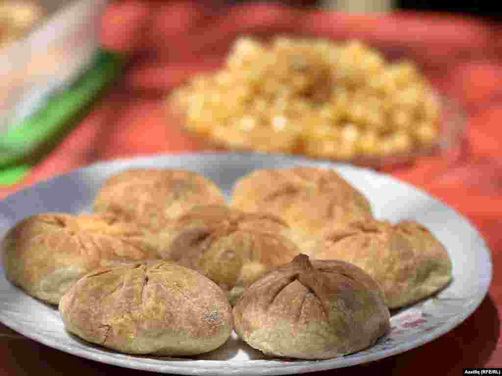 Сабантуйда аш-су осталары үзара көч сынаша. Кемдер вак бәлеш, кемдер бавырчак, кемдер өлеш пешергән.&nbsp;