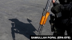 برخی شهروندان افغانستان، طالبان را به ناتوانی در تأمین امنیت متهم می‌کنند.