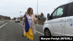 Катерина Бобровська зустрічає поверненого з депортації Богдана Єрмохіна