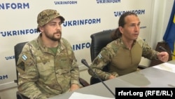 «Гога», ексматрос ВМС РФ, а нині рекрут Легіону «Свобода Росії», та «Цезар», боєць ЛСР під час прес-конференції у Києві, 3 липня 2024 року