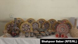 نمونه های کار دختران در آموزشگاه میناکاری در هرات