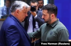 Президент України Володимир Зеленський (праворуч) і прем'єр-міністр Угорщини Віктор Орбан під час саміту лідерів Євроcоюзу. Брюссель, 27 червня 2024 року