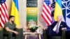 Президент України Володимир Зеленський і президент США Джо Байден після зустрічі з лідерами країн «Групи семи» під час саміту НАТО у Вільнюсі, 12 липня 2023 року