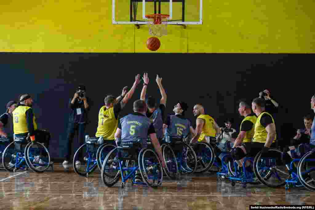 Але усі вони перебувають в однакових умовах і мають єдину ціль &mdash; закинути м&rsquo;яч у кошик суперника