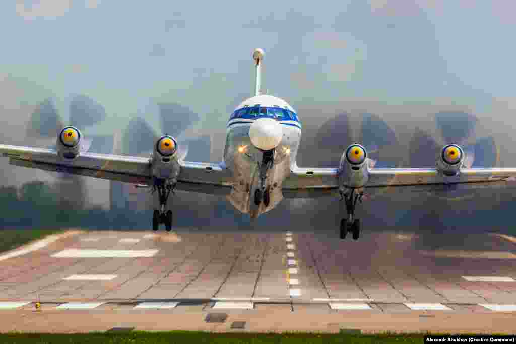 Літак Іл-22 злітає з московського аеродрому у травні 2016 року. ЗСУ також заявили, що знищили Іл-22 тієї ж ночі, що й А-50. Пізніше з&#39;явилися світлини, які показують, що Іл-22, мабуть, пережив аварійну посадку із щонайменше сильно пошкодженим шрапнеллю хвостом. На самому літаку внаслідок ураження його виникла пожежа &nbsp;