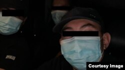 Сүрөт УКМКдан алынды. Өзүн милиция деп тааныштырган топ. 