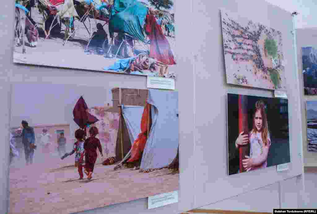 Илинген сүрөттөрдөн качкындар туш болгон түрдүү кыйынчылыктарды, катаал тагдырларды көрүүгө болот.