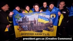 Під час обміну полоненими, що відбувся між Україною і Росією 8 лютого 2024 року, було звільнено 100 українців, більшість із них – оборонці Маріуполя