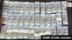 Чек арада кармалган акча. Чек ара кызматы тараткан сүрөт.