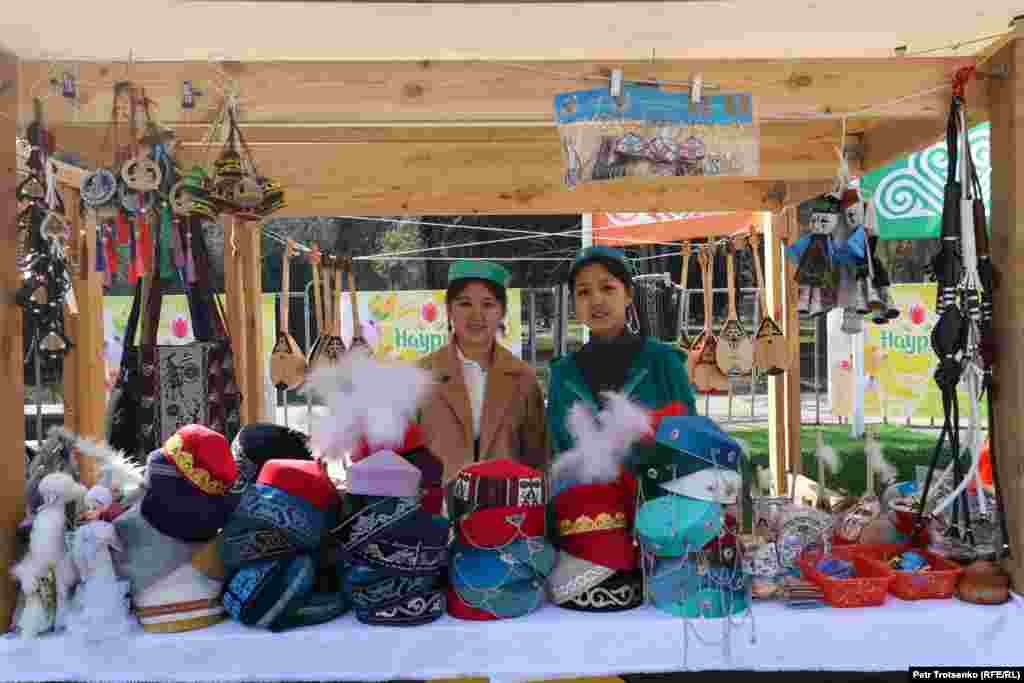 Девушки торгуют тюбетейками на праздничной ярмарке&nbsp;