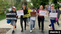 Қуандық Бишімбаевқа үкім оқылған күні акцияға шыққан белсенділер. Алматы, 13 мамыр, 2024 жыл.