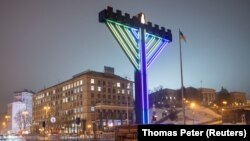 Ханукія або менора Хануки на майдані Незалежності у Києві. «Ханукальний світильник», який євреї у всьому світі запалюють протягом восьми днів свята