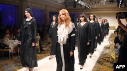 Парижде өткөн эл аралык мода көргөзмөсүндө көрсөтүлгөн мусулмандардын кийими-абаялар. 25-июнь, 2009-жыл. Архивдеги сүрөт.
