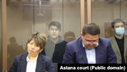 Айыпталушылар Қуандық Бишімбаев (ар жақта сол жақта) және Бақытжан Байжанов