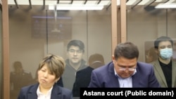 Подсудимые Куандык Бишимбаев (слева на втором плане) и Бахытжан Байжанов