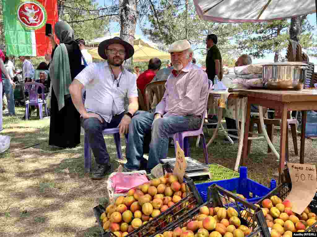 Ә кем тели - җиләк-җимешне сатып алып сыйлана алды!