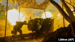 Український військовослужбовець веде вогонь по російських позиціях поблизу Бахмута, Донецька область, 5 липня 2023 року