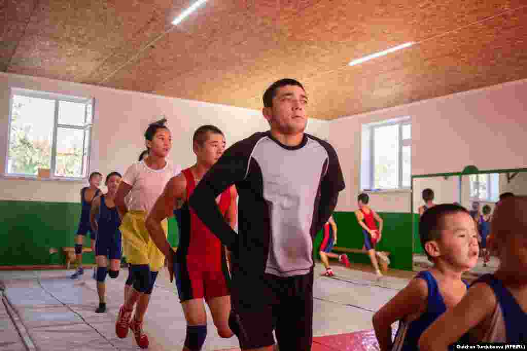 Залда машыккан балдардын эң жашы алтыда болсо, улуусу 18-19 жашка чейинки балдар.&nbsp;