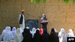 طالبان مدتی پس از بازگشت دوبارۀ خود به افغانستان دستور دادند که دروازه‌های مکاتب تنها به روی دختران پائیت‌تر از صنوف ششم باز باشد.