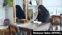 فضای آرام برای مطالعه نیز یکی از مزیت های این رستورانت در هرات است که زنان می توانند لحظات طولانی سرگرم مطالعه شوند