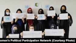 اعتراض زنان عضو شبکه مشارکت سیاسی زنان در یک مکان سربسته در کابل