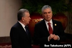 Özbegistanyň prezident Şawkat Mirziýoýew Türkmenistanň Halk maslahatynyň başlygy Gurbanguly Berdimuhemedow bilen gürleşýär.