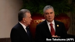 Özbegistanyň prezidenti Şawkat Mirziýoýew (çepde) we Türkmenistanyň Halk Maslahatynyň başlygy Gurbanguly Berdimuhamedow