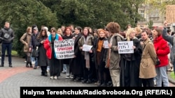 За словами студентів, їхня вимога пов’язана з негативним висловлюванням викладачки в одному з інтерв’ю на адресу українських військовослужбовців, які розмовляють російською мовою