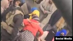 تصویری که گفته میشود طالبان زنان را از روی جاده ها به دلیل عدم رعایت حجاب بازداشت می کنند