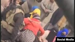 تصویری که گفته میشود طالبان دختران و زنان را به دلیل عدم رعایت حجاب در کابل بازداشت میکنند 